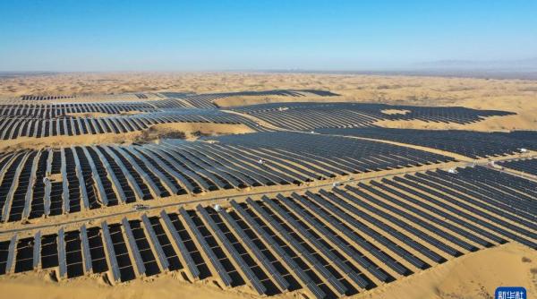 calul solar din china detinator al unui record guinness se intinde pe o distanta de 400 de km prin nisipurile desertului