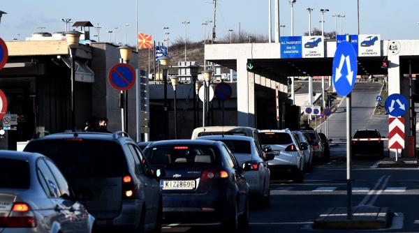 haos la granita greciei sunt cozi de masini si autocare cat vezi cu ochii din cauza noului sistem biometric asa va fi toata vara