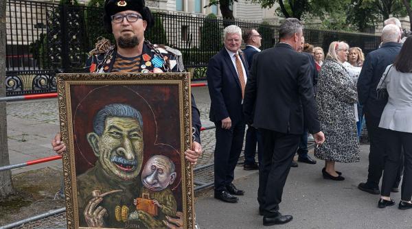 s a plimbat cu o caricatura a lui stalin si putin in fata ambasadei ruse din berlin 3 zile mai tarziu a fost asasinat intr o parcare