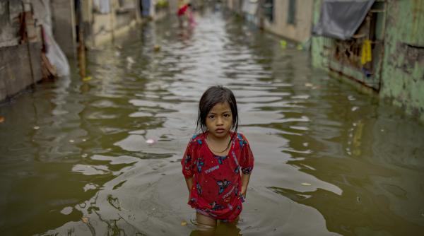 unicef avertizeaza jumatate dintre copiii lumii sunt expusi simultan la cel putin trei pericole climatice