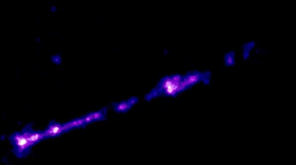 descoperirea universului nasa a surprins cu raze x un jet care erupe din prima gaura neagra supermasiva fotografiata de omenire