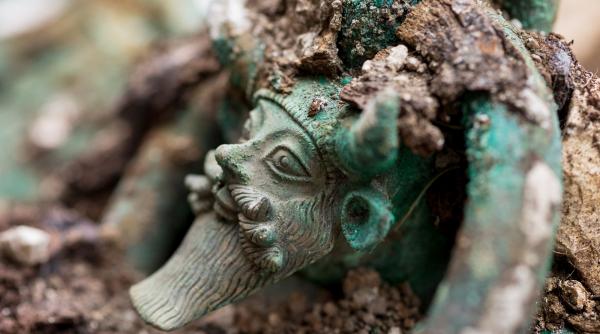 niste muncitorii care instalau panouri solare in germania au descoperit un mormant celtic cu bijuterii din aur si chihlimbar