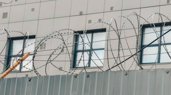 parlamentul european a adoptat cea mai dura lege privind migratia centre de deportare in afara ue si perchezitii la domiciliu