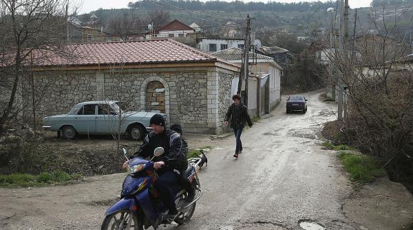 rusii interzic motocicletele si mopedele in crimeea pentru ca suna ca dronele si deruteaza apararea aeriana