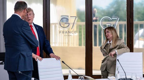 cum l a castigat macron pe trump la reuniunea g7 pana la urmatoarea cearta imaginile de culise ale summitului