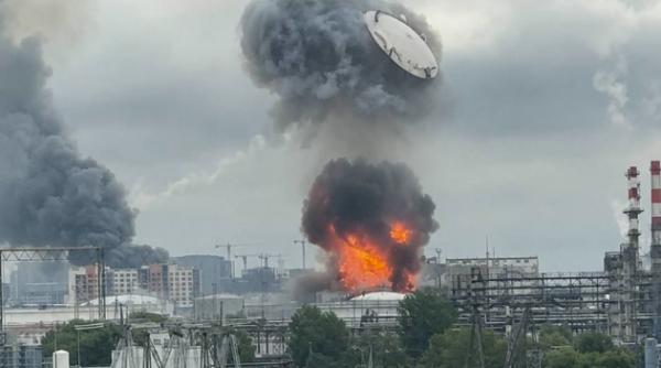 ucraina a lovit o rafinarie cheie din moscova a doua oara intr o saptamana momentul cand acoperisul unui rezervor e aruncat in aer