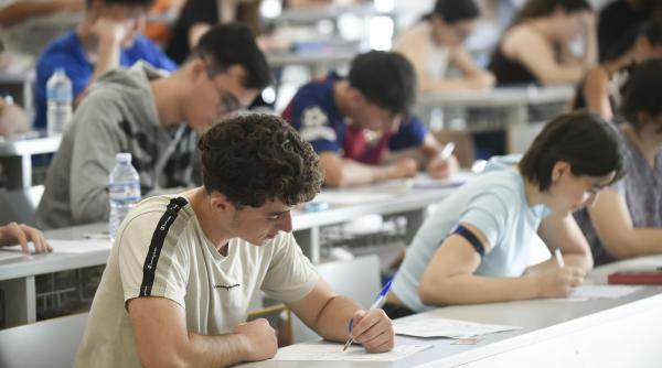 franta amana probele de bacalaureat din cauza caniculei mii de elevi afectati este o premiera nationala