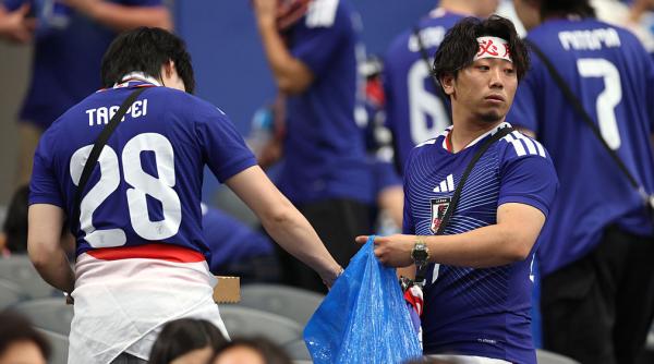 va rugam sa faceti asta si acasa japonezii care au strans gunoiul din tribune la cupa mondiala 2026 sunt trolati la ei in tara