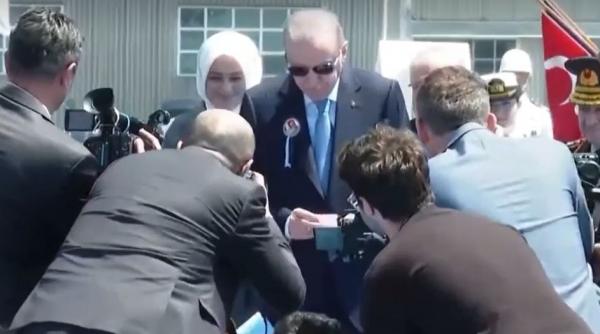 erdogan se opreste sa imparta bani copiilor in timpul cermemoniei cu nicusor dan din istanbul