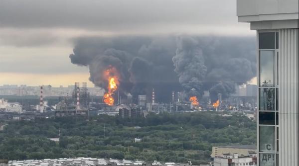 nyt rusii si au bombardat singuri din greseala rafinaria din moscova