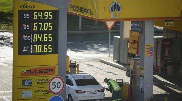 rusia ramane fara benzina dupa ce ucrainenii au bombardat rafinariile soferii rusi nevoiti sa foloseasca benzina euro 3