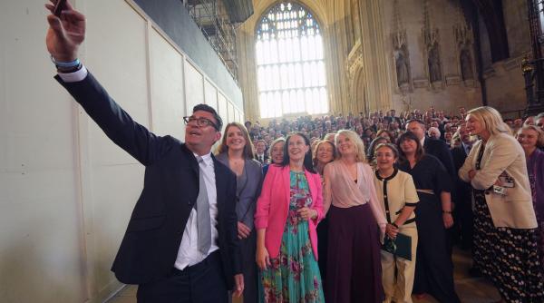 cine este andy burnham regele nordului si viitorul prim ministru britanic a fost primit cu urale la westminster