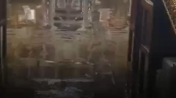Furtună devastatoare la Sibiu. A fost inundată chiar şi o biserică