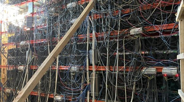 foto ferma ilegala de criptomonede gasita intr o cladire parasita folosea sute de echipamente si consuma energie cat o firma mare