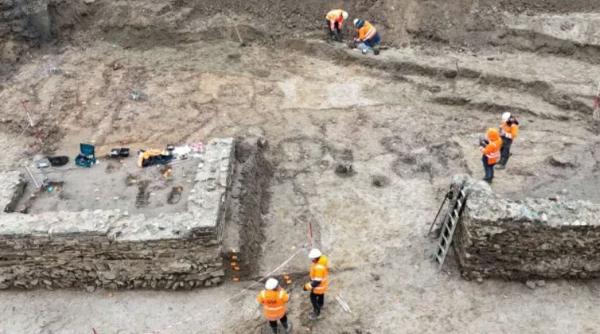 o echipa de muncitori a descoperit sub un santier unul dintre cele mai mari complexe de bai romane gasite vreodata in olanda