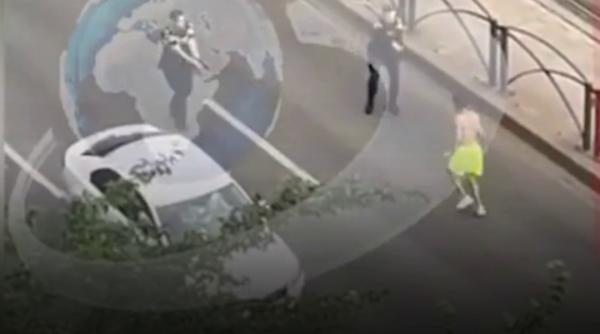 Scene şocante în Bucureşti: Un bărbat înarmat cu un cuţit a atacat poliţiştii, iar aceştia au tras focuri de armă