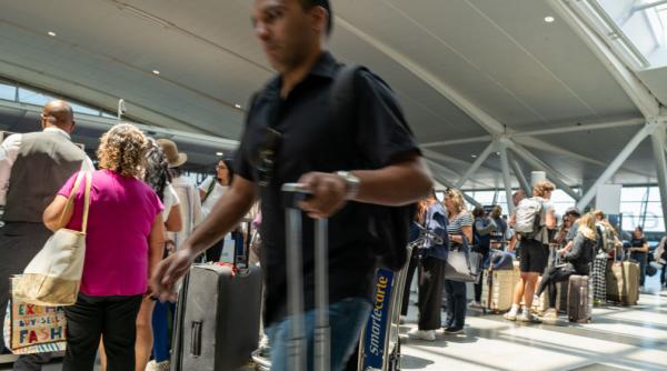 sistemul ees provoaca in continuare haos in aeroporturi pasagerii sunt avertizati ca ar putea sta cu orele la cozi in lunile de vara