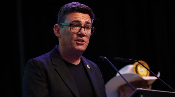 uniunea europeana amana un summit cheie cu londra si il asteapta pe proeuropeanul burnham guvernul britanic iritat de decizie