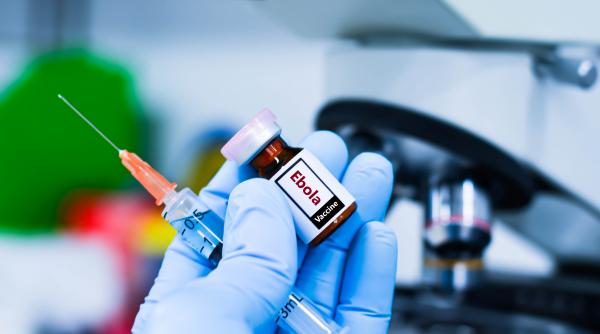 cinci pasageri ai avionului in care se afla medicul din franta testat pozitiv cu ebola au fost izolati din cauza unui posibil contact