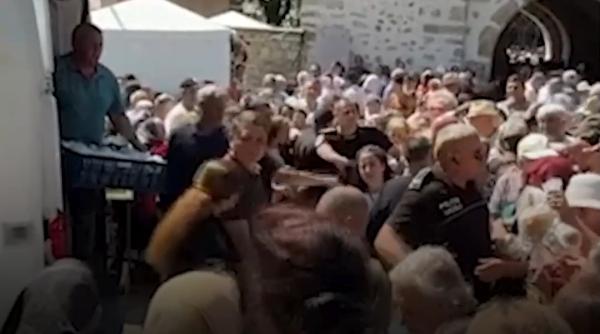 Credincioșii s-au bătut pe sarmale gratis, la Suceava. Unii au leșinat, ambulanța n-a putut interveni din cauza mulțimii