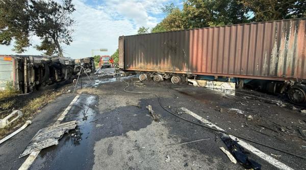 doua tiruri s au ciocnit frontal in ialomita pe e60 unul era condus de un ucrainean vehiculele au luat foc