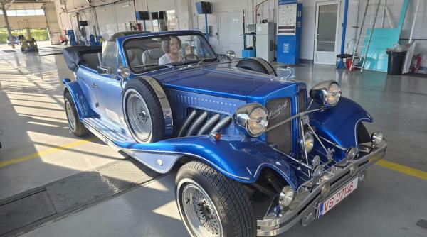 imagini cu doua masini vechi de aproape 50 de ani marca beauford care au mers la rar vaslui au farmecul britanic din anii 30
