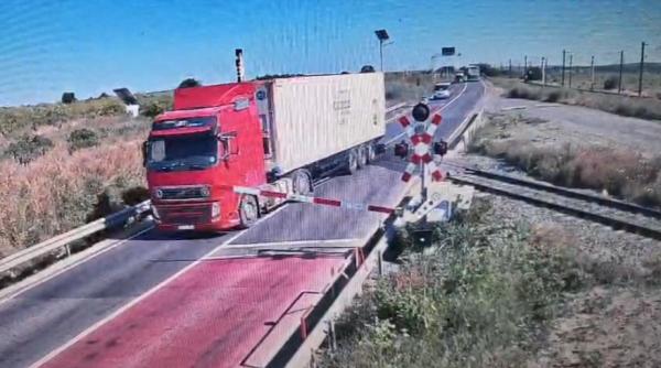 momentul in care un sofer de tir forteaza bariera la trecerea de cale ferata in constanta imaginile au fost trimise politiei