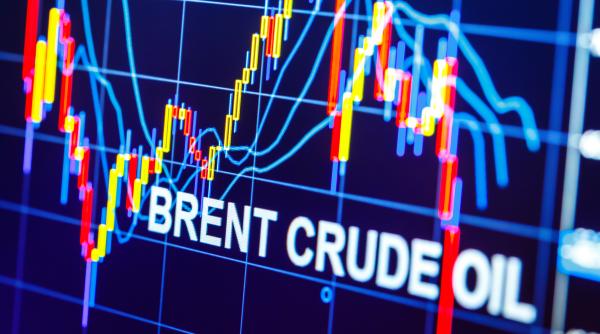 pretul petrolului brent scade sub 74 de dolari pe baril pentru prima data de la inceputul razboiului din orientul mijlociu