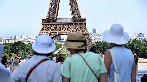 temperaturile extreme inchid marile atractii turistice din europa ce trebuie sa stie turistii care merg la turnul eiffel si luvru