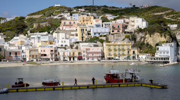 descoperire complet neasteptata intr o pestera de pe insula italiana a celebritatilor scafandrii au ajuns acolo printr un tunel