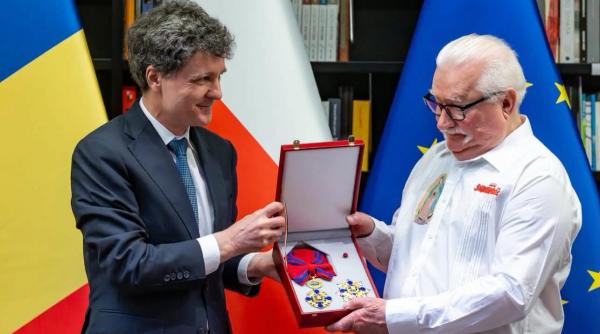 nicusor dan i a acordat fostului presedinte al poloniei lech walesa ordinul national steaua romaniei in grad de mare cruce