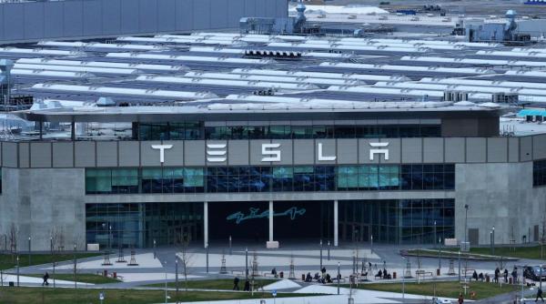 tesla vrea sa angajeze inca 1 000 de oameni la singura sa fabrica din europa