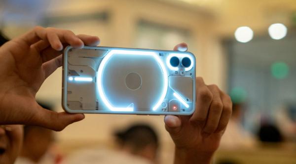 de cand designul transparent a devenit noul simbol al telefoniei smart