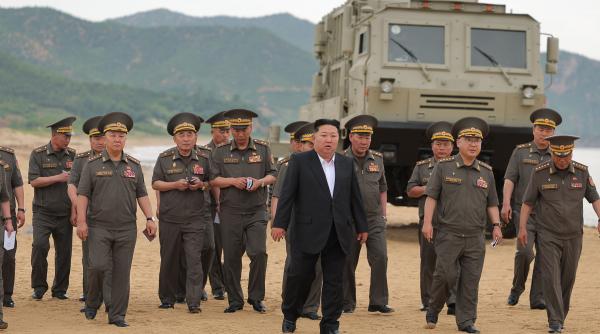 kim jong un a supravegheat testarea unor noi sisteme de artilerie si rachete inamicii trebuie sa simta teama