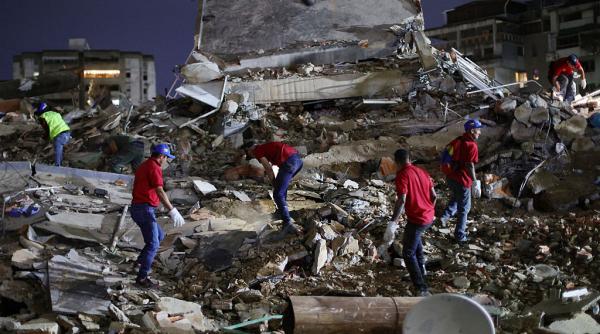 disperare si furie in venezuela 1 430 de morti 69 000 de disparuti si civili care sapa cu mainile goale dupa supravietuitori