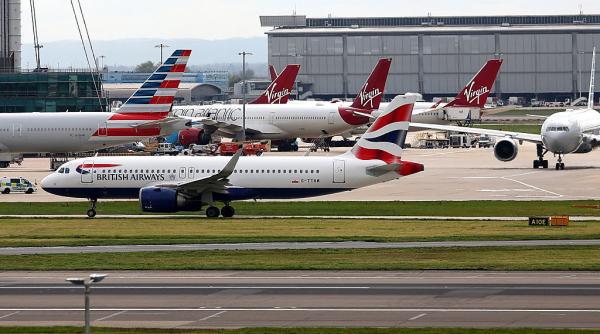furtunile violente au paralizat traficul aerian la heathrow si gatwick sute de zboruri intarziate pana la 11 ore