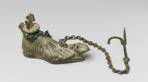 lampa veche din bronz veche de 1600 de ani care ascunde mesaje crestine are forma unui picior incaltat