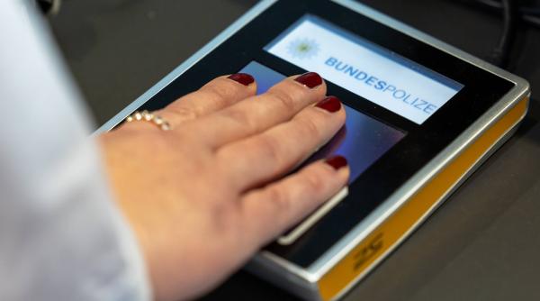se sta cu orele la controlul ees in aeroporturi unele scanere s au stricat din cauza transpiratiei pasagerilor altele nici n au ajuns