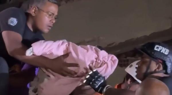 un bebelus de 18 zile a fost scos viu de sub daramaturi la 32 de ore dupa cutremurele din venezuela