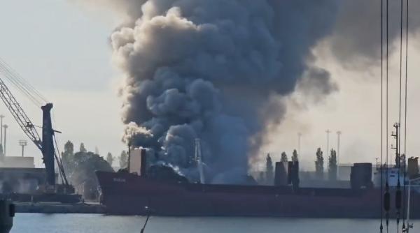 incendiu puternic in portul agigea ard deseuri si fier vechi a fost emis mesaj ro alert fumul negru si dens se vede de pe plaja