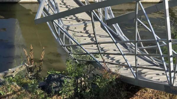 o pasarela s a rupt chiar la inaugurarea portului turistic calarasi un copil si doi adulti au fost raniti