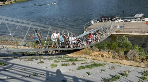 o pasarela s a rupt chiar la inaugurarea portului turistic calarasi un copil si doi adulti au fost raniti