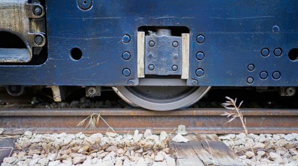pericol pe calea ferata in suceava scanduri de lemn au fost gasite perpendicular pe calea ferata un tren a fost la un pas de tragedie