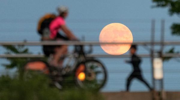 primele imagini cu luna capsuna din 2026 fenomenul atinge punctul maxim pe cer la noapte cum se poate vedea mai bine luna plina