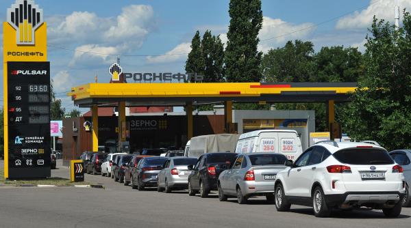 criza benzinei din rusia se agraveaza kremlinul a trimis politia si garda nationala sa controleze cozile uriase de la benzinarii