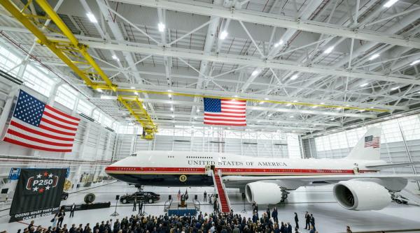 o casa alba zburatoare cu un nivel de lux nemaiintalnit pana acum trump inaugureaza noul air force one primit cadou de la qatar