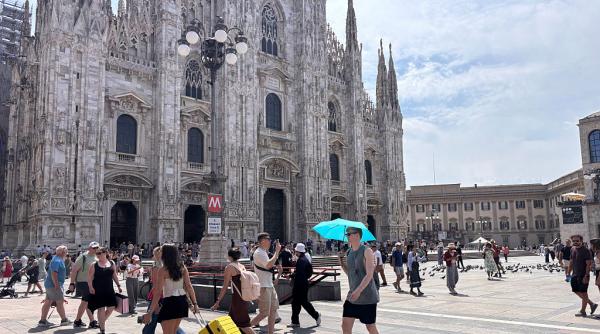 video la milano a fost atat de cald incat un barbat si a gatit la soare friptura de vita