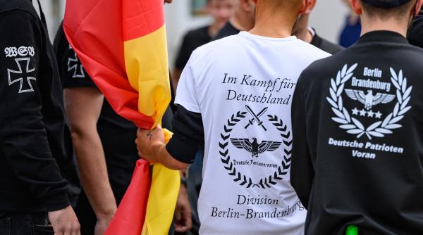 democratia e sub un asalt permanent serviciile secrete spun ca in germania sunt aproape 60 000 de extremisti de dreapta