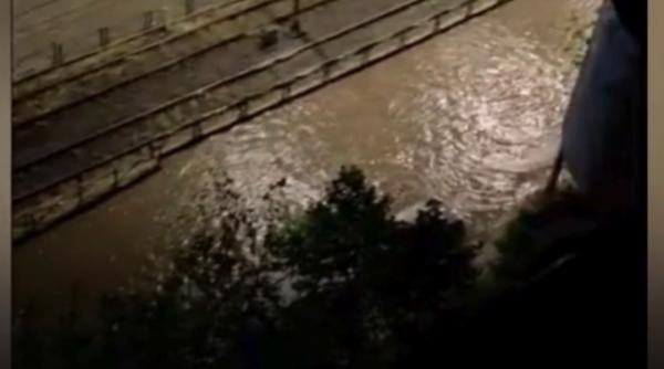Haos în Capitală, după furtuna din timpul nopții. Au fost 1.000 de apeluri la ISU. Străzi inundate, circulația tramvaielor e afectată