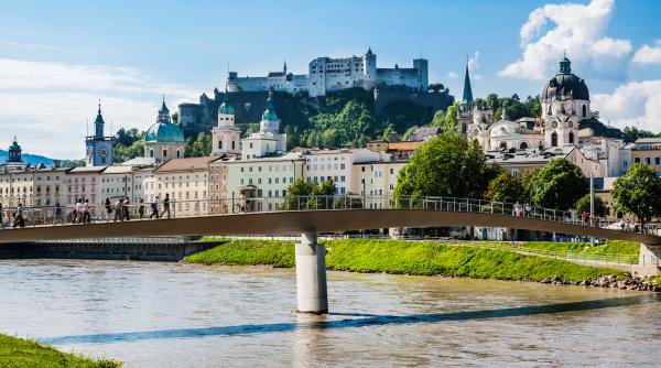 un oras european tocmai a interzis accesul turistilor cu masina in centrul istoric pe timpul verii amenzi pentru cei care nu tin cont
